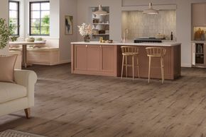 Eine Küche mit Holzboden